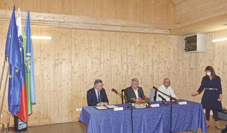 Podpis pogodbe o državnem sofinanciranju Notranjskega parka 06 Foto Tine Šubic
